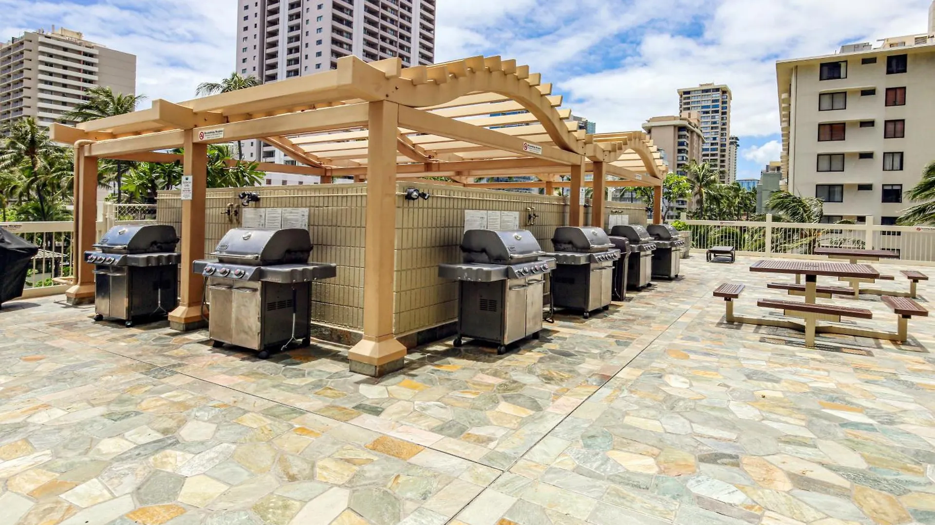 Stylish Studio With Great Ocean Views & Near Beach! Apartment Honolulu