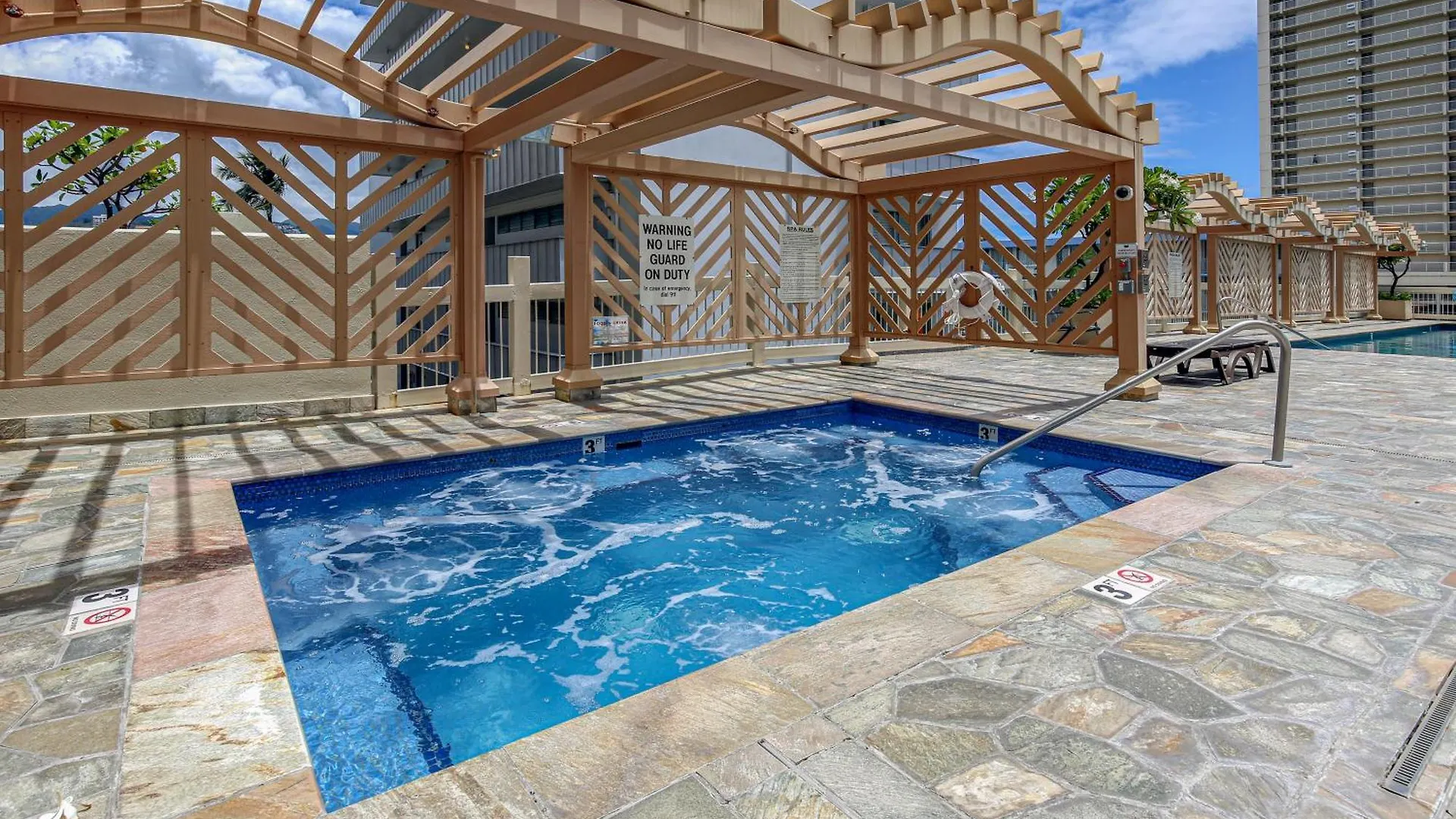 Stylish Studio With Great Ocean Views & Near Beach! Apartment Honolulu